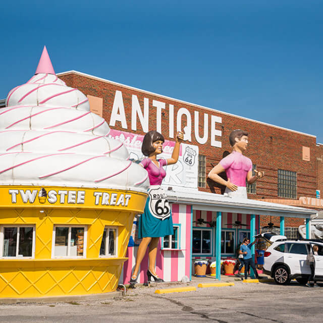 The Pink Elephant Antique Mall off Route 66 in Livingston, Illinois