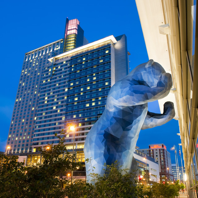 I See What You Mean, the Blue Bear sculpture in Denver, Colorado