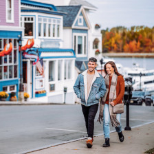 A couple strolling down a sidewalk in Bar Harbor, Maine