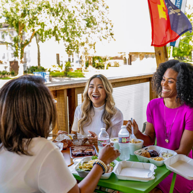 Al fresco dining at Johnson's Boucanière in Lafayette, Louisiana